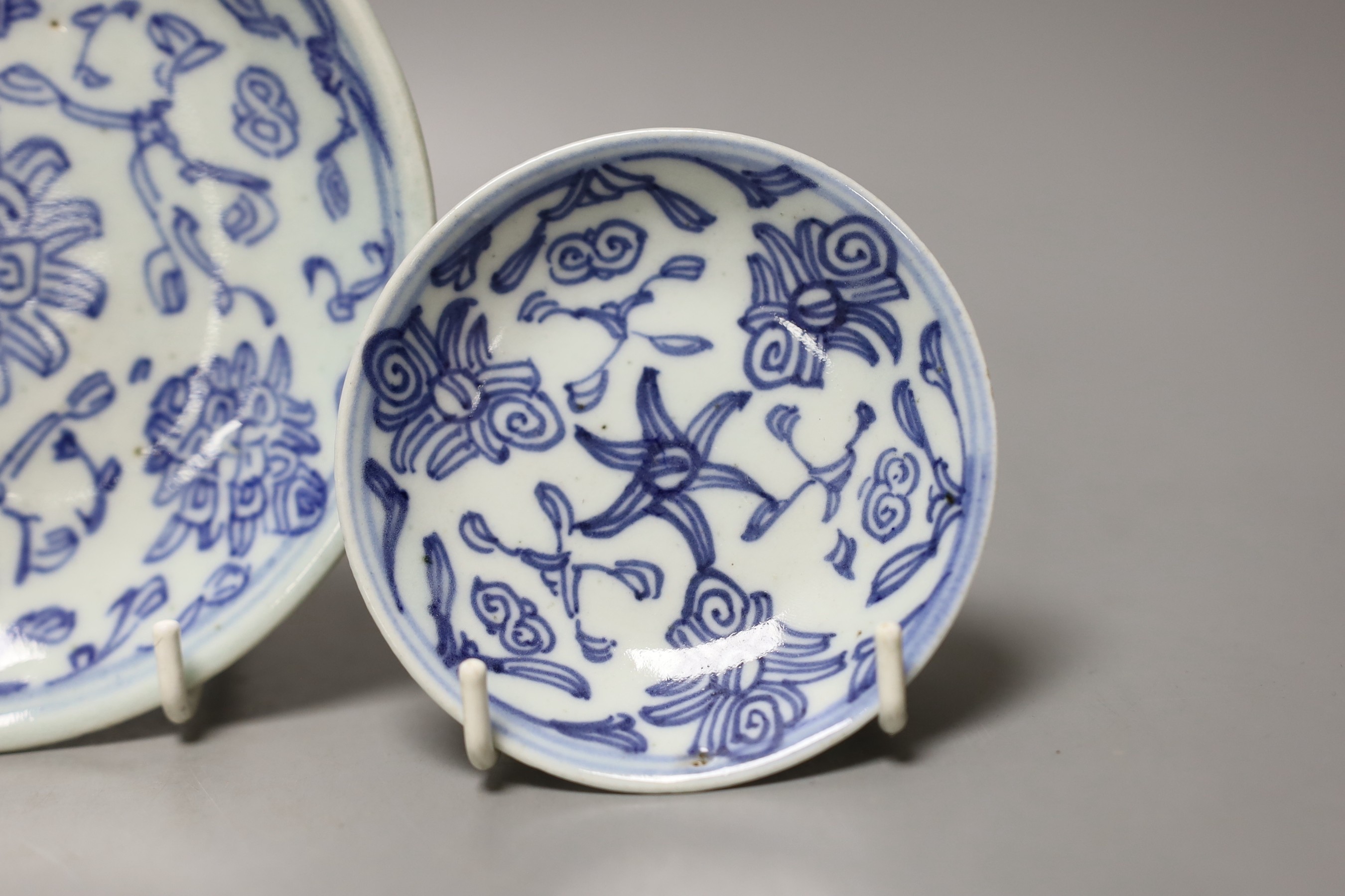 A trio of 19th century Chinese blue and white dishes - 19.5cm diameter